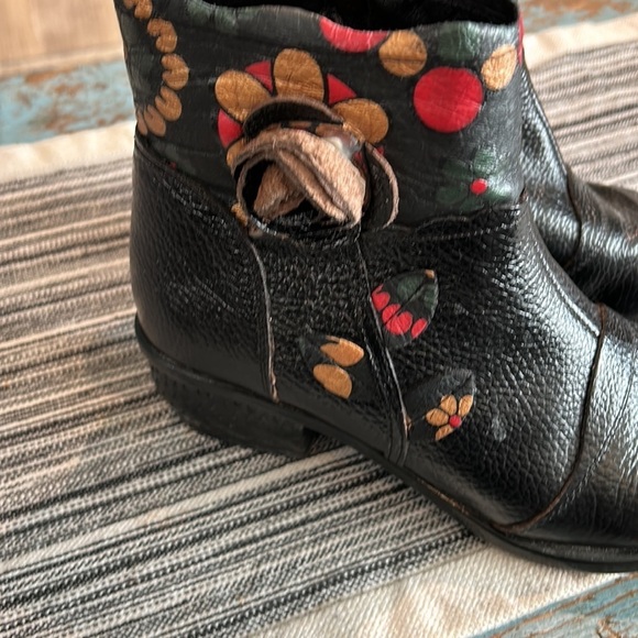 Cute Black Leather Ankle Boots with Floral Design. Europian style - Picture 4 of 8